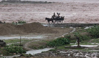 結婚式出席の50人、洪水でバスごと渓谷に 6人救出 インド