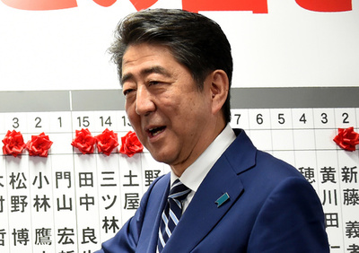 衆院選、安倍首相の自民党が圧勝 改憲発議可能に