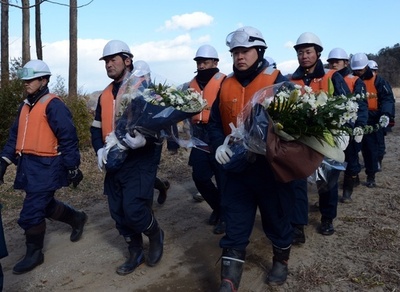 石巻市の大川小学校付近で不明者捜索、震災から2年