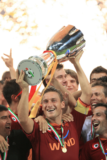 ローマ インテルを降しイタリア・スーパーカップを制す