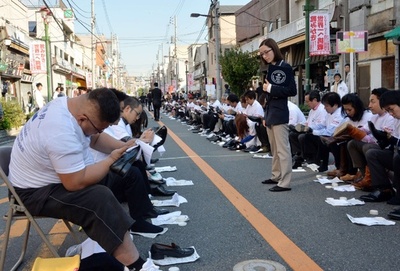 800人が一斉に靴磨き、ギネス記録達成 台東区