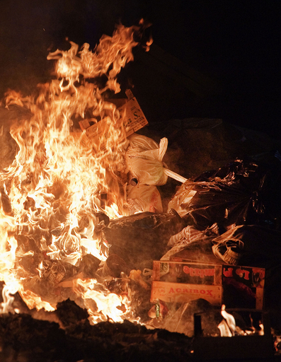ナポリで相次ぐごみ放火