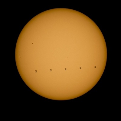 太陽を通過するISSのシルエット