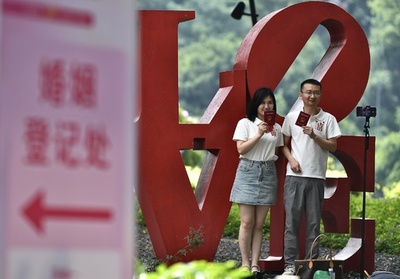 中国で広がる「旅行先で婚姻届」　絶景や古都で特別な思い出を