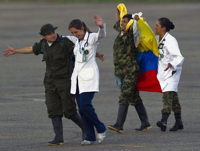 南米コロンビアの左翼ゲリラFARC、人質10人を解放 拘束12年以上