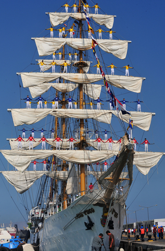 マストの上から独立200周年を祝福、ペルー