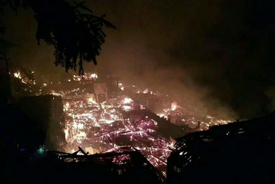 中国・広西チワン族自治区　棚田の景勝地で火災、木造建物が火の海に