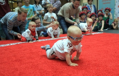 リトアニアで赤ちゃんはいはい競走、パパやママも必死！