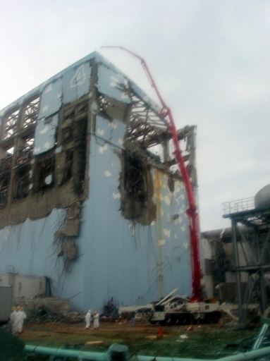 福島第1原発4号機付近で爆発音、「ガスボンベの可能性高い」 東電