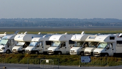 英キャンプ場で強制労働、「奴隷生活」の24人を救出