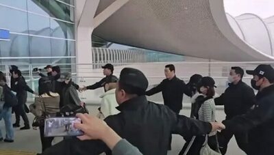 韓流アイドルの空港警護に違和感…手をつないだ「円形警護」、利用客から相次ぐ批判