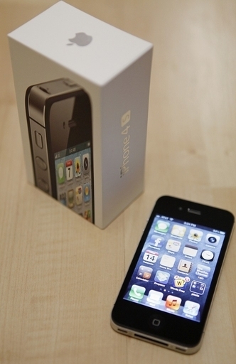 アップル、iPhone 4SのOS修正へ 電池の持ち悪いと苦情