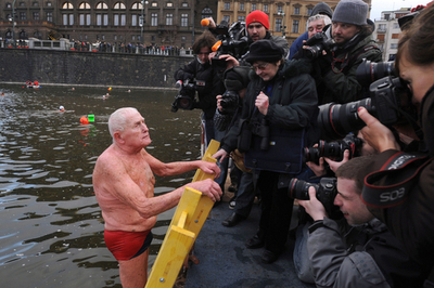 クリスマス水泳大会、94歳男性も冷水の中へ チェコ