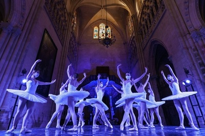 【今日の1枚】大聖堂で祝賀の舞、着工から800年