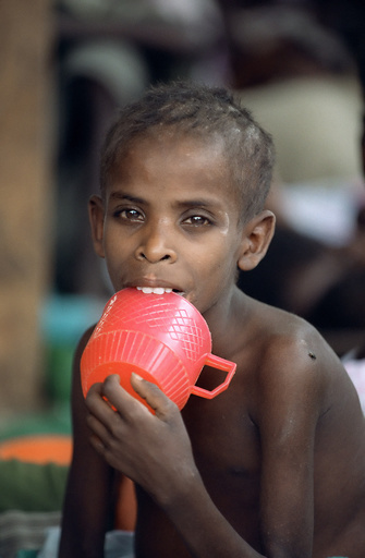 「飢餓に苦しむ子供たち」