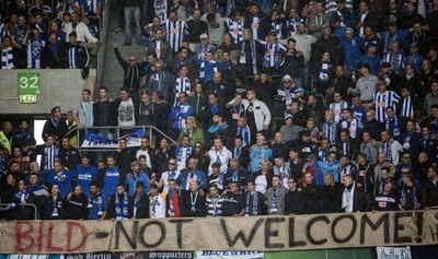 ビルトの難民支援にノー、クラブとファンの一部がオウンゴール浴びせる