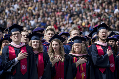 女子学生に「胸元開いた服」推奨…ベルギー名門大、反発受け謝罪