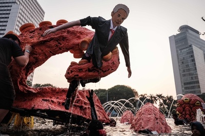 グリーンピース、タコのオブジェでデモ 次期大統領選めぐり インドネシア