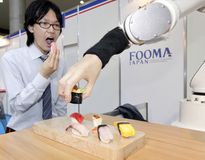 すしをつまみ上げるロボットハンド、国際食品工業展