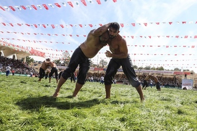 ぬるぬるで激闘、トルコでオイル・レスリング大会