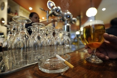 飲酒と喫煙併用の害、女性により大きな影響 調査結果