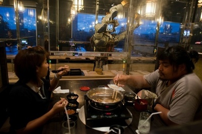 空飛ぶチキン、踊るロボットウエーター タイの風変わりレストラン