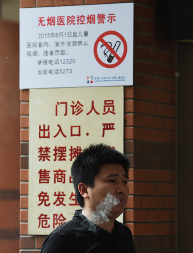 中国、年内にも公共の場は禁煙に 全国規模で規制導入へ