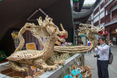 ちまきの葉で伝統工芸「シュロの葉細工」 上海で端午文化節にちなむ