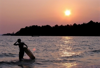 カンボジアで日本人逮捕、少年の写真撮影