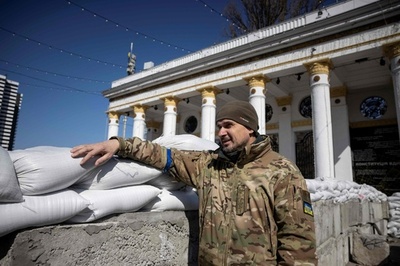 前線で戦うウクライナ人映画監督 「実際は映画と違う」