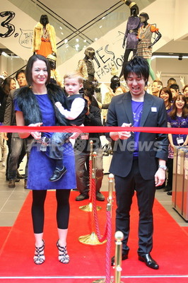 Jimmy Choo for H&M発売開始、約3000人が行列 Jimmy Choo for H&M発売開始、約3000人が行列