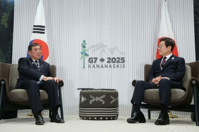 2025年6月17日（現地時間）、主要7カ国（G7）首脳会議の会場で会談する石破茂首相（左）と韓国のイ・ジェミョン（李在明）大統領(c)AFP/news1