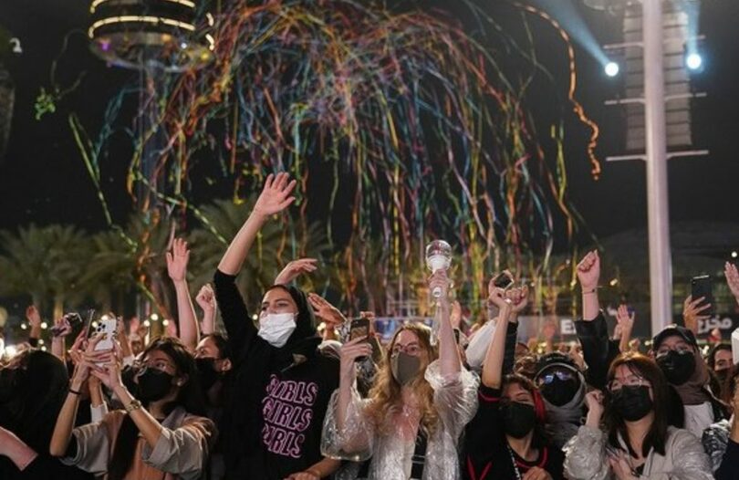 ドバイで開かれたK-POPコンサートで歓呼する観覧客（韓国大統領府提供）(c)MONEYTODAY