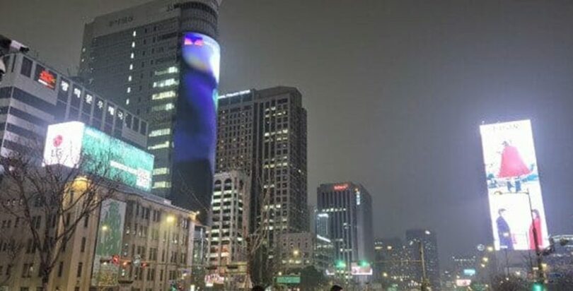 光化門の通り。華やかさの反面、光害によって市民が不便を感じることもある(c)KOREA WAVE