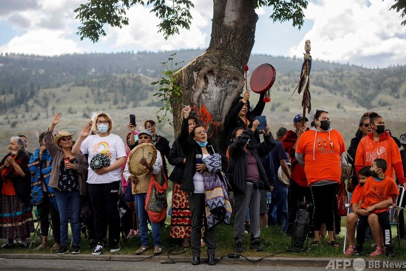 カナダ先住民学校、墓標ない墓751基 先月に続き発見