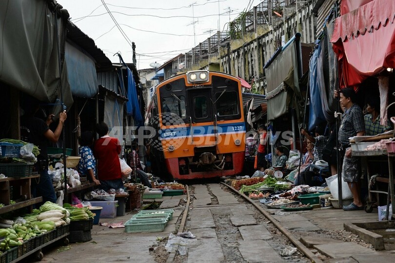 大迫力 露店ぎりぎりを列車が通る タイ メークロン市場 写真9枚 国際ニュース Afpbb News