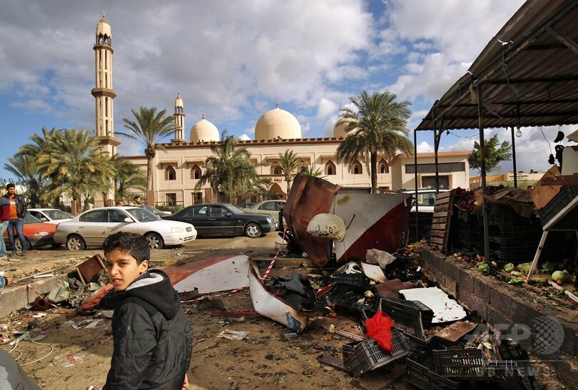 モスク前で自動車爆弾2台が爆発、30人以上死亡 リビア・ベンガジ