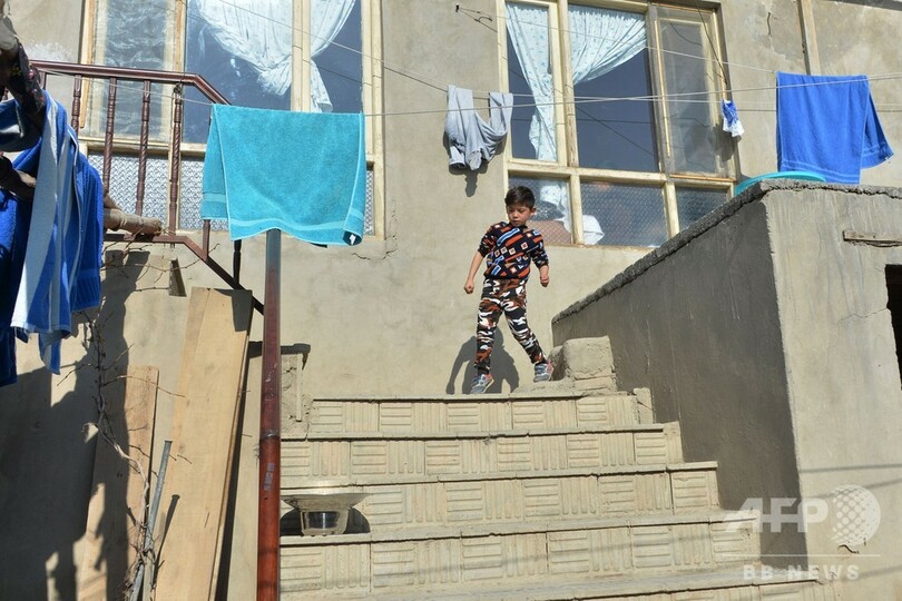 夢から悪夢へ…アフガンの「小さなメッシ」、タリバンに追われ避難民に