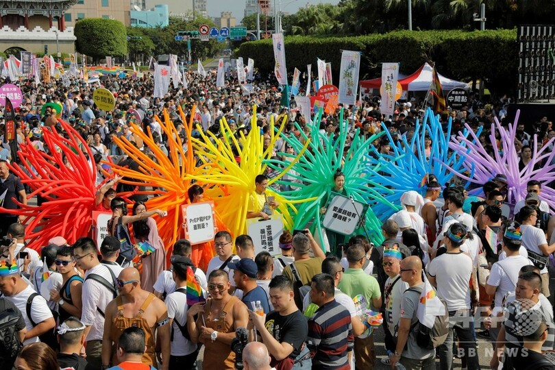 台北でアジア最大のLGBTパレード、外国人も含め13万7000人参加