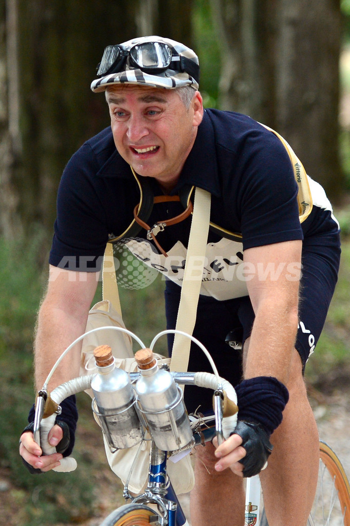 レトロ気分で砂利道サイクリング、伊ビンテージ自転車レース