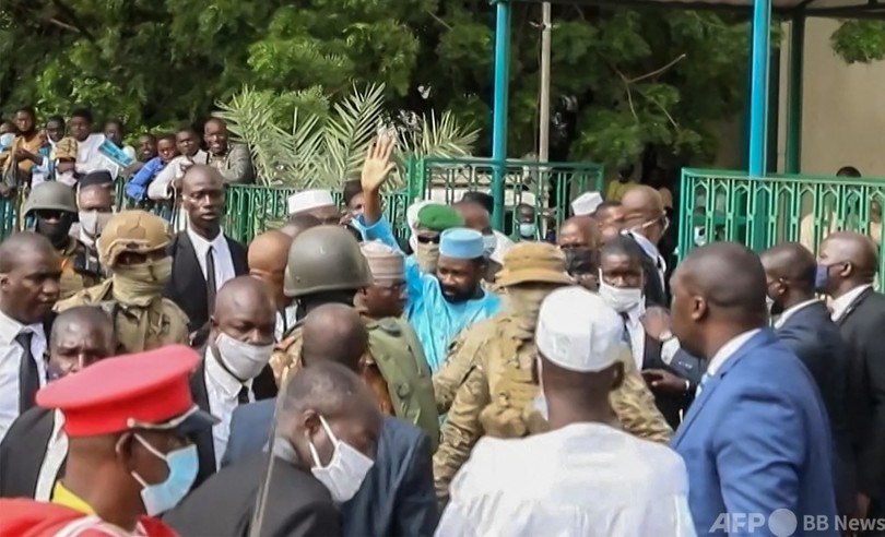 マリで首脳暗殺未遂 クーデター主導した暫定大統領