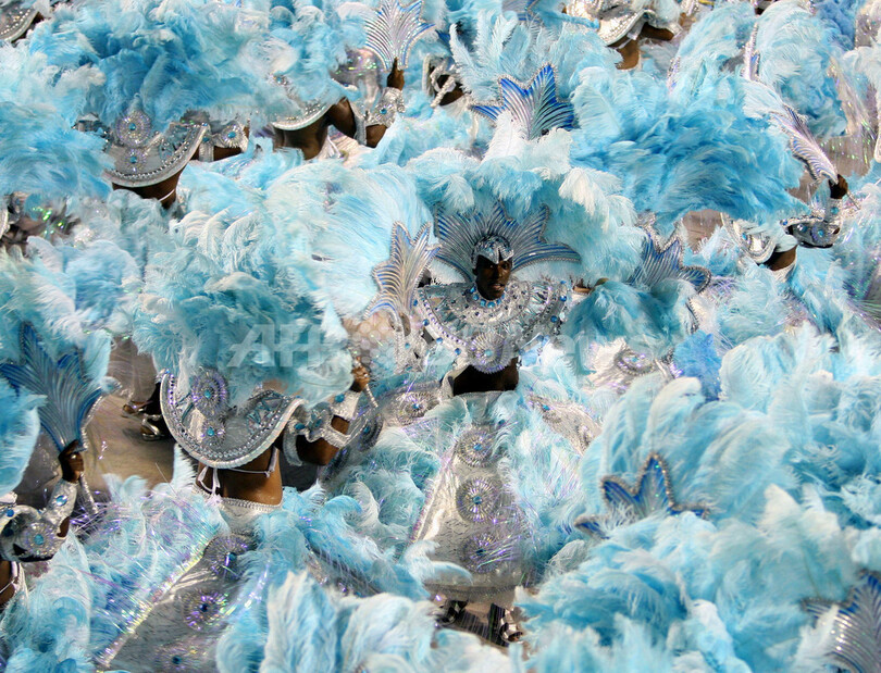 ブラジル・リオのカーニバル、一夜目から興奮は最高潮