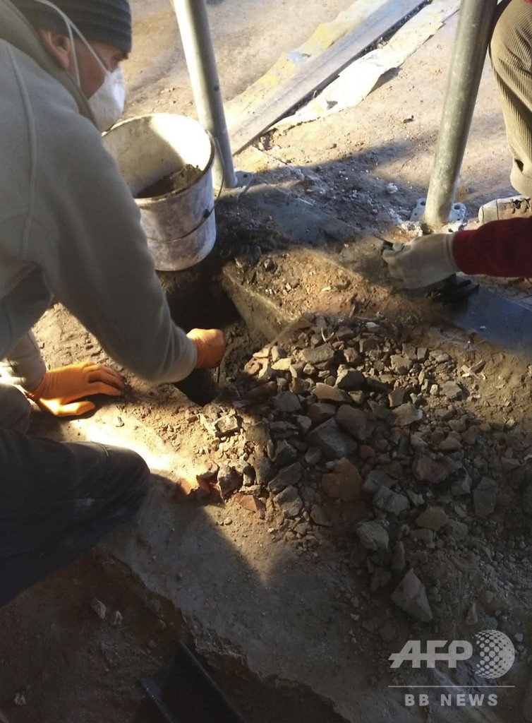 アウシュビッツ収容所の煙突から生活道具、修復工事で発見 