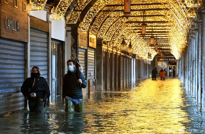 可動式防潮堤「モーゼ」稼働せず、高潮のベネチア 水に漬かる