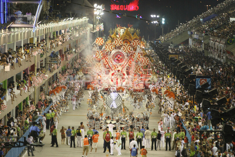 ブラジル・リオのカーニバル、一夜目から興奮は最高潮