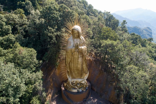 世界最大「グアダルーペの聖母」像に多くの巡礼者 メキシコ 写真