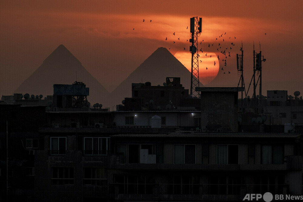 今日の1枚】あかね色の空、ピラミッドと基地局のシルエット 写真2枚