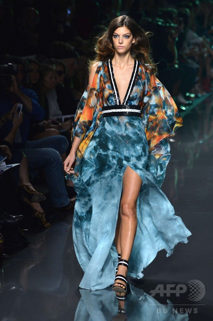 深い海の底への誘い、「エリー・サーブ」15年春夏