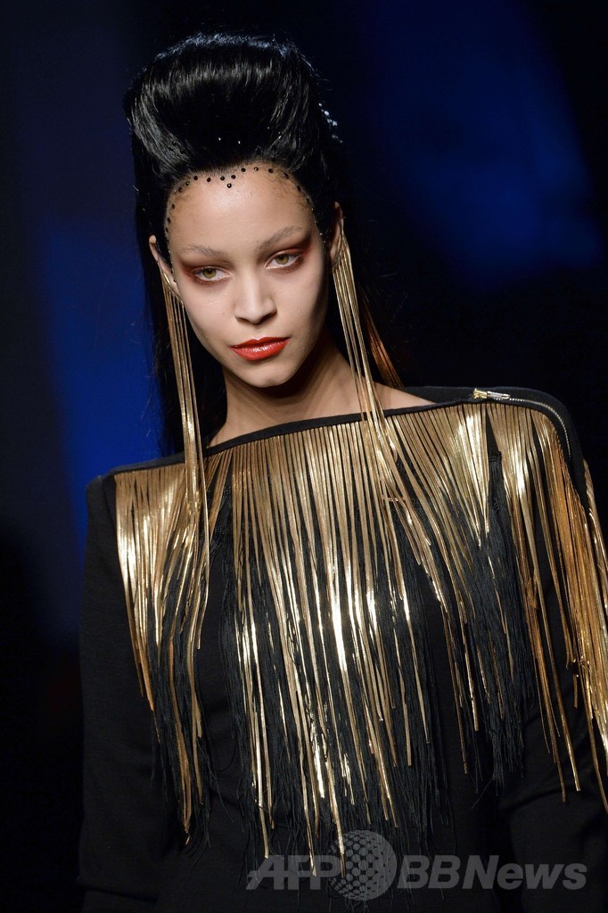 「ひげ面の女装歌手」も登場、J.P.ゴルチエ14/15年秋冬オートクチュール