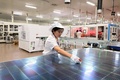 浙江省金華市内の浙江潤馬光能集団の3ギガワット太陽光発電モジュールを検査する様子（撮影日不明）。(c)People’s Daily/時補法